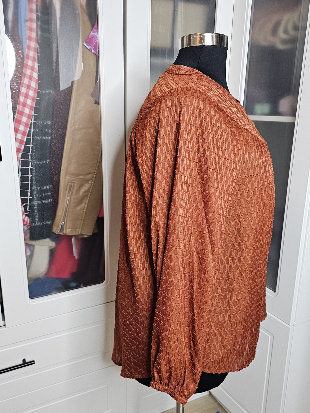 bobeau Rust Textured Button-Front Blouse - Picture 2 of 4